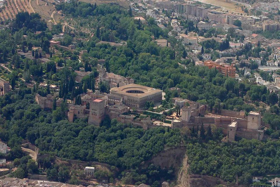 Vista aérea de la Alhambra y el Generalife entre jardines, en Granada