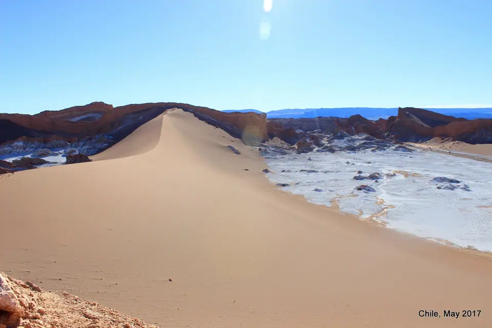 Duna de arena en el Valle de la Luna, en el desierto de Atacama, Chile