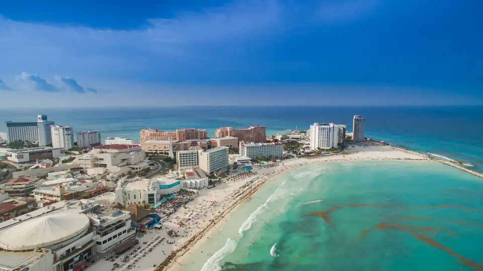 Vista aérea de la zona hotelera de Cancún, con la playa y el mar Caribe