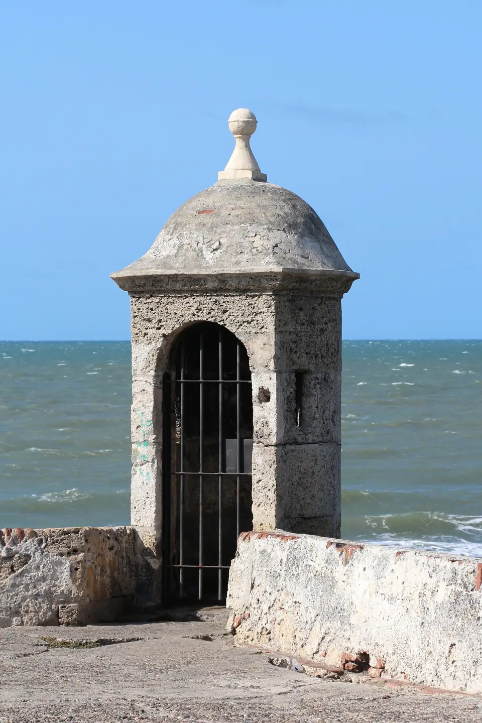 Una garita de vigilancia sobre la muralla de Cartagena de Indias, con el mar Caribe de fondo
