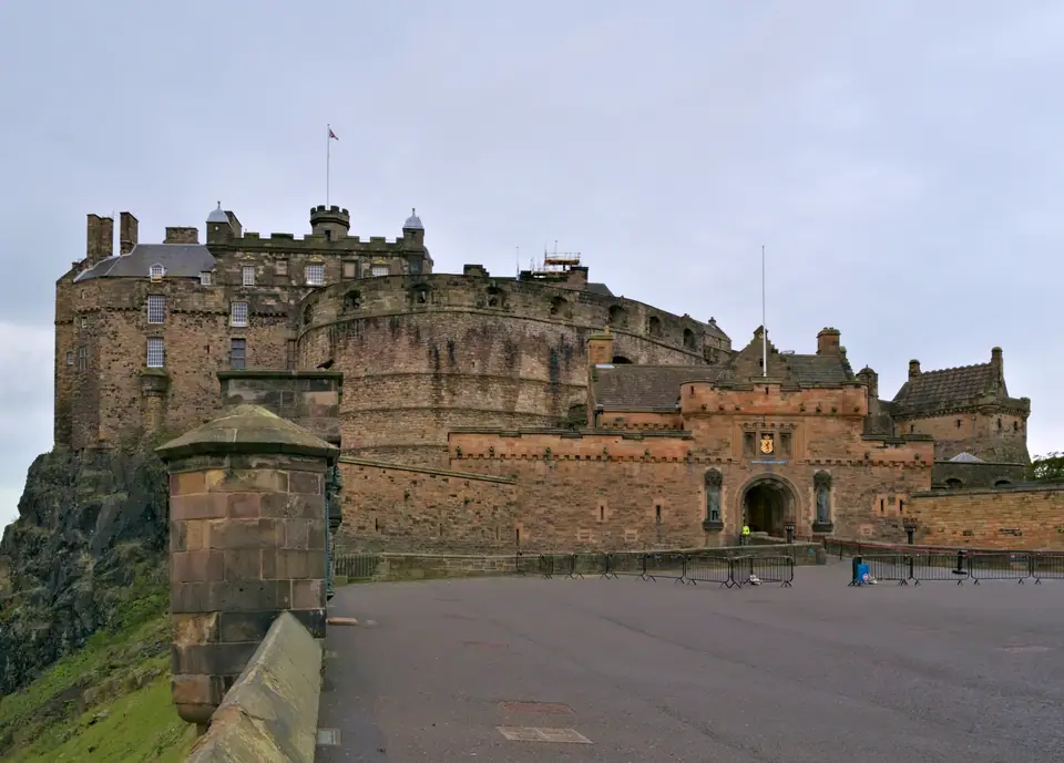 El castillo de Edimburgo, en Escocia, sobre su promontorio rocoso