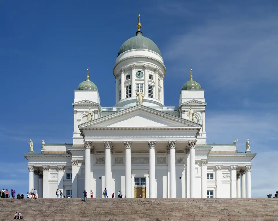 La Catedral Luterana de Helsinki, en Finlandia, con su cúpula verde y escalinata blanca