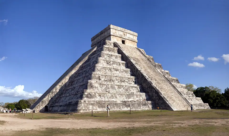 La pirámide de El Castillo (templo de Kukulcán) en Chichén Itzá, con cielo despejado