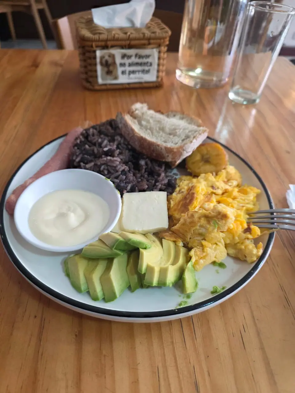 Desayuno tradicional costarricense con gallo pinto, huevo, plátano y aguacate