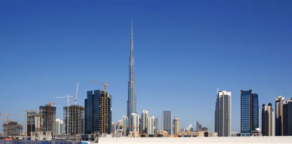 El Burj Khalifa y el perfil de rascacielos de Dubái de día