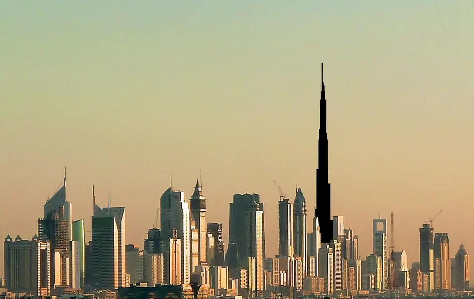 El perfil de rascacielos de Dubái con el Burj Khalifa al atardecer