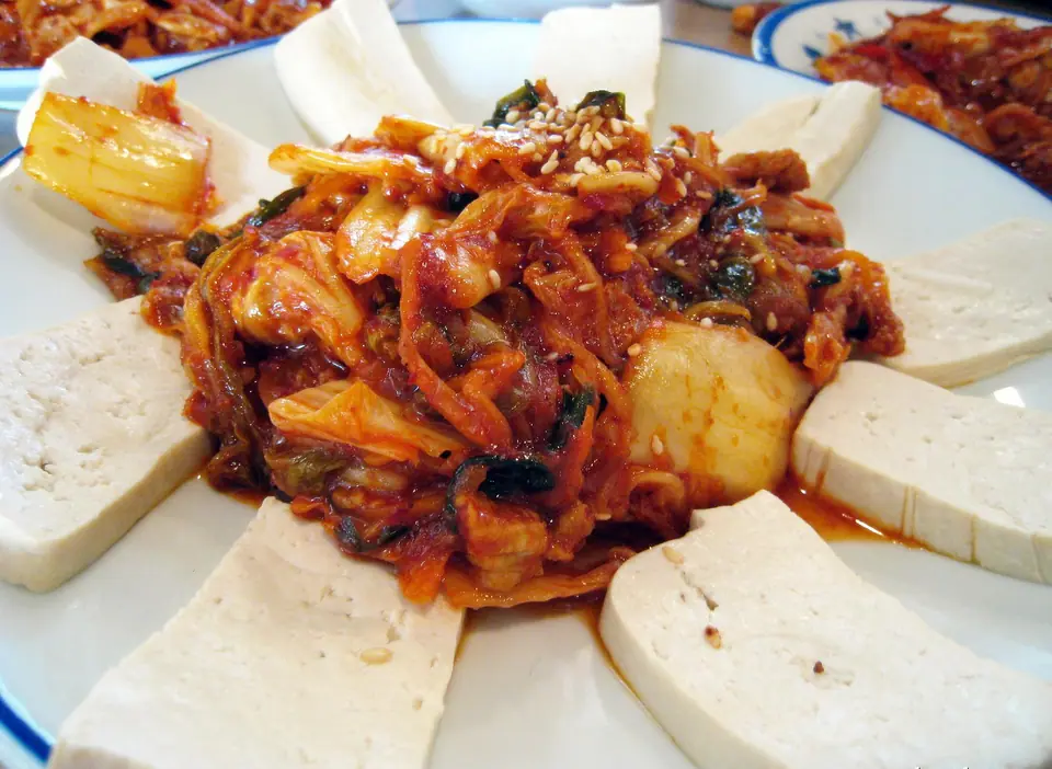Dubu kimchi: kimchi salteado con cerdo servido con tofu, un clásico de la mesa coreana