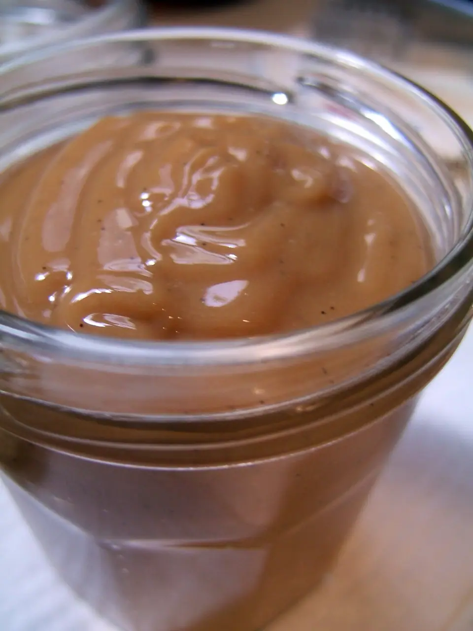 Frasco de vidrio con dulce de leche casero