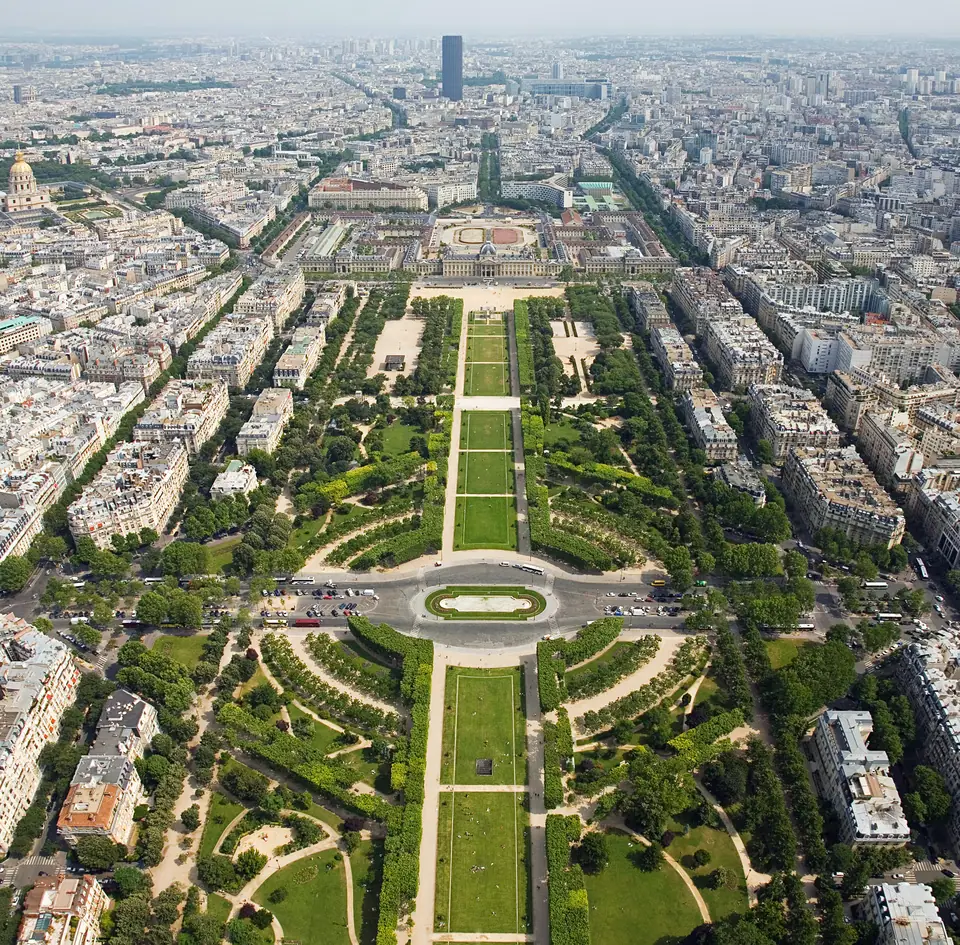 Vista aérea de la Torre Eiffel y el Campo de Marte en París