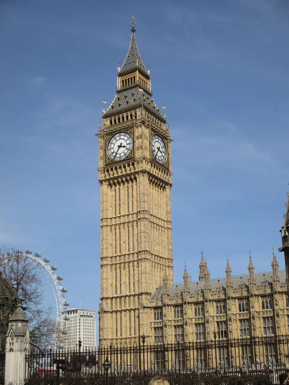 La Elizabeth Tower, que aloja la campana Big Ben, junto al Palacio de Westminster en Londres