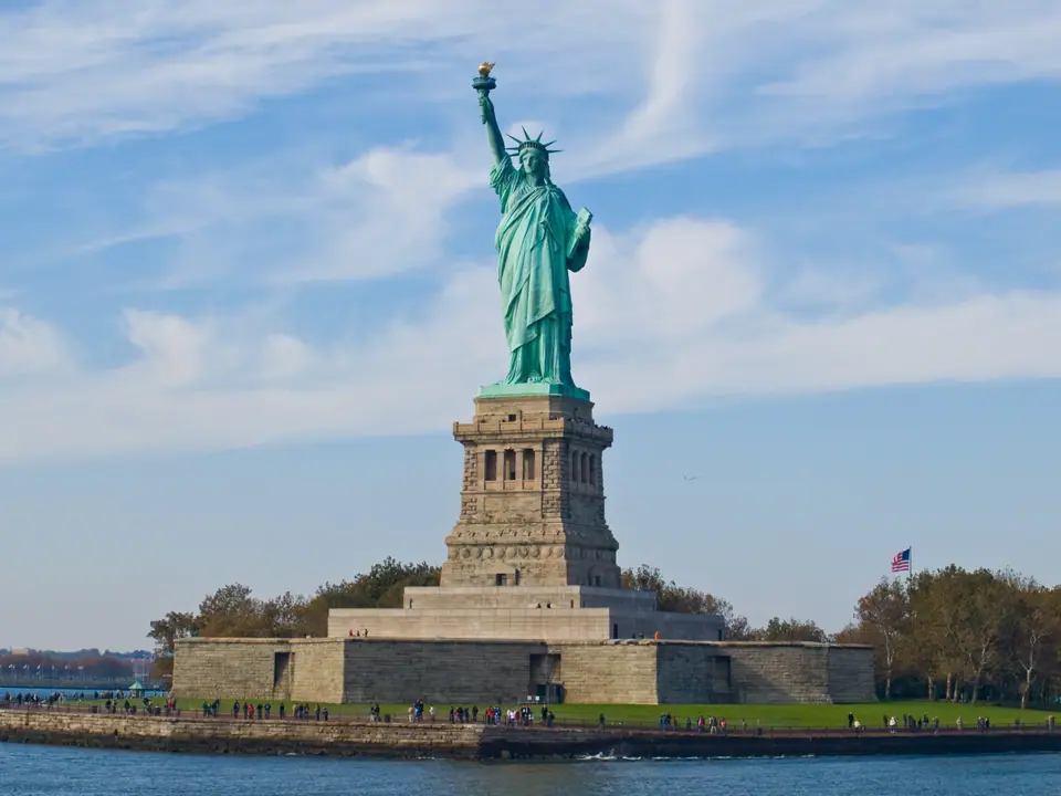 La Estatua de la Libertad, con su pátina verde, vista desde la bahía de Nueva York