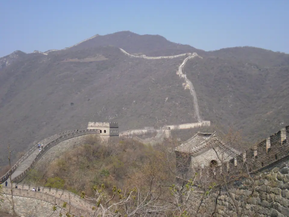 Un tramo de la Gran Muralla China serpenteando por las montañas