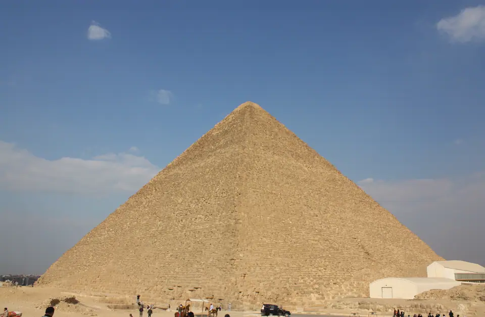La Gran Pirámide de Guiza vista desde una de sus aristas, con cielo despejado