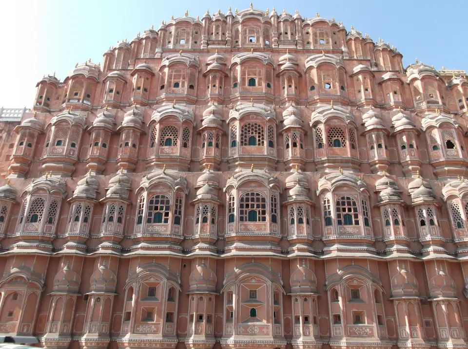 La fachada rosa y con forma de panal del Hawa Mahal (Palacio de los Vientos) en Jaipur, la Ciudad Rosa de India
