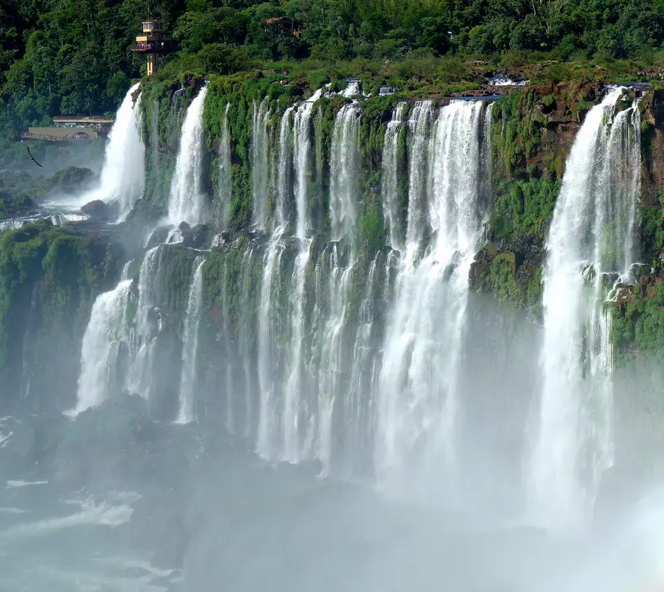 Vista panorámica de varios de los saltos que forman las Cataratas del Iguazú, entre Argentina y Brasil