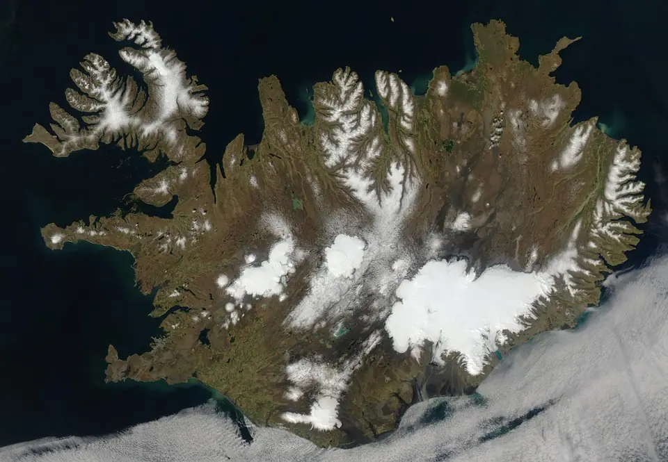 Imagen satelital de Islandia, con sus casquetes de hielo sobre tierras verdes