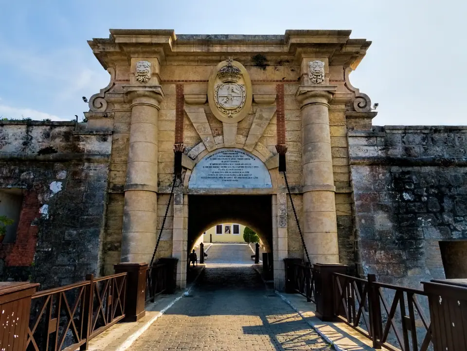 Entrada del fuerte de La Cabaña, parte del sistema de fortificaciones de La Habana Vieja