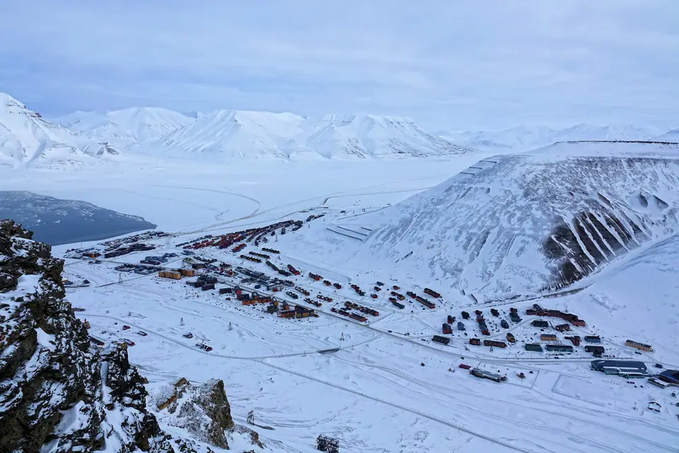 Vista panorámica de Longyearbyen, la ciudad más al norte del mundo, en Svalbard
