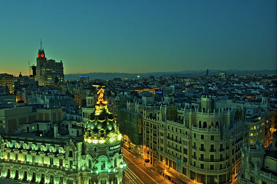 Edificio Metrópolis y los tejados de Madrid al atardecer, vistos desde el Círculo de Bellas Artes