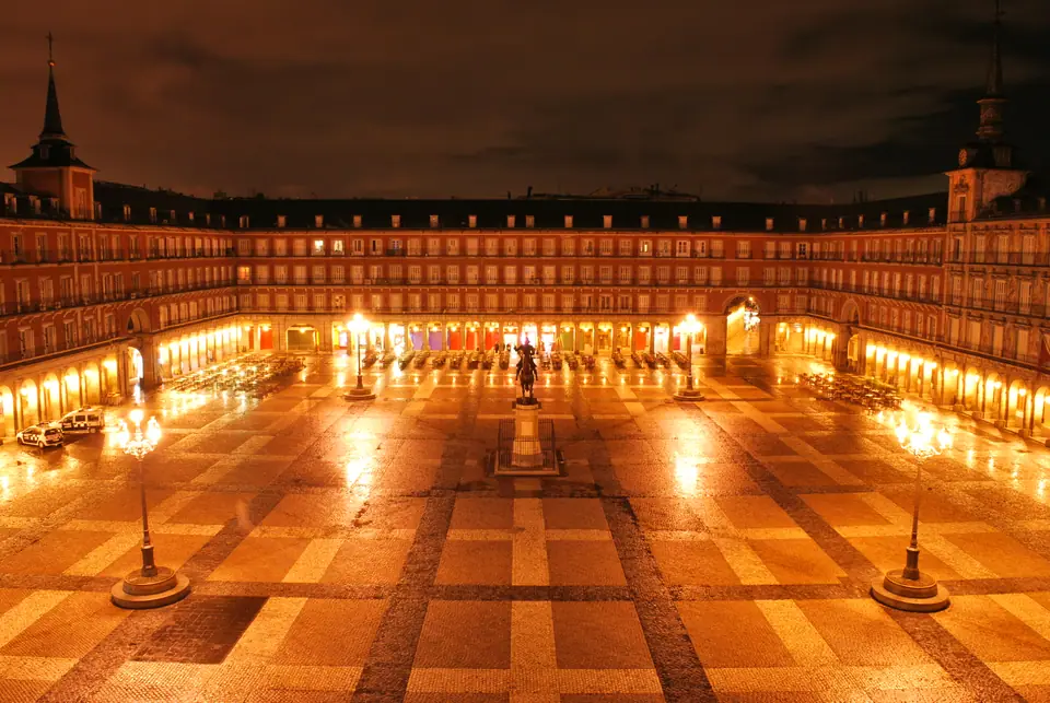La Plaza Mayor de Madrid iluminada de noche