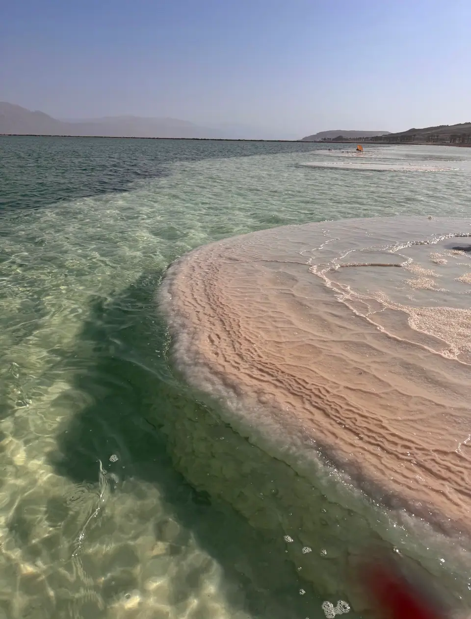 Terrazas de sal (halita) formadas en la orilla del Mar Muerto por el descenso del nivel del agua