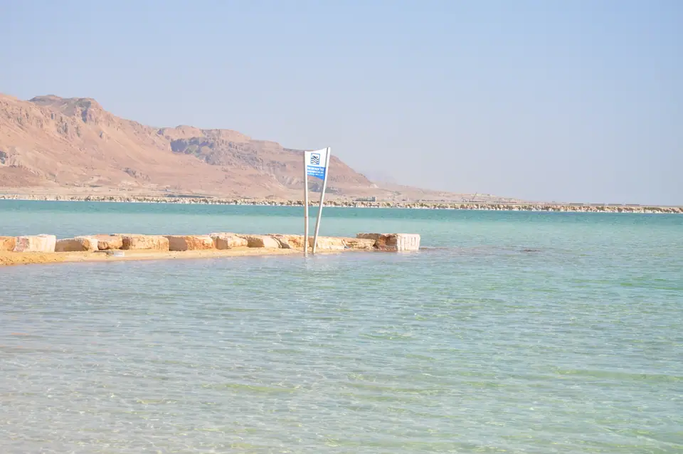 Zona de baño habilitada en la orilla del Mar Muerto, con las montañas de Jordania al fondo