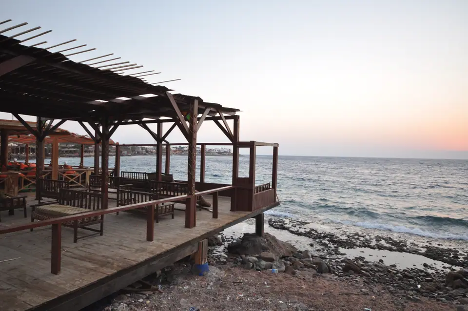 Atardecer sobre la bahía de Masbat, en el Mar Rojo, cerca de Dahab, Egipto