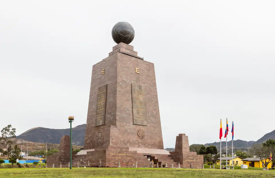 El monumento a la Mitad del Mundo, con el globo terráqueo en la cima, en Quito, Ecuador