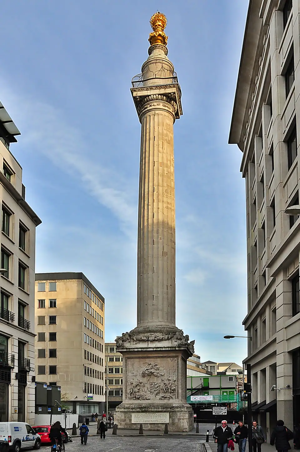 El Monumento al Gran Incendio de Londres, visto de frente desde la calle