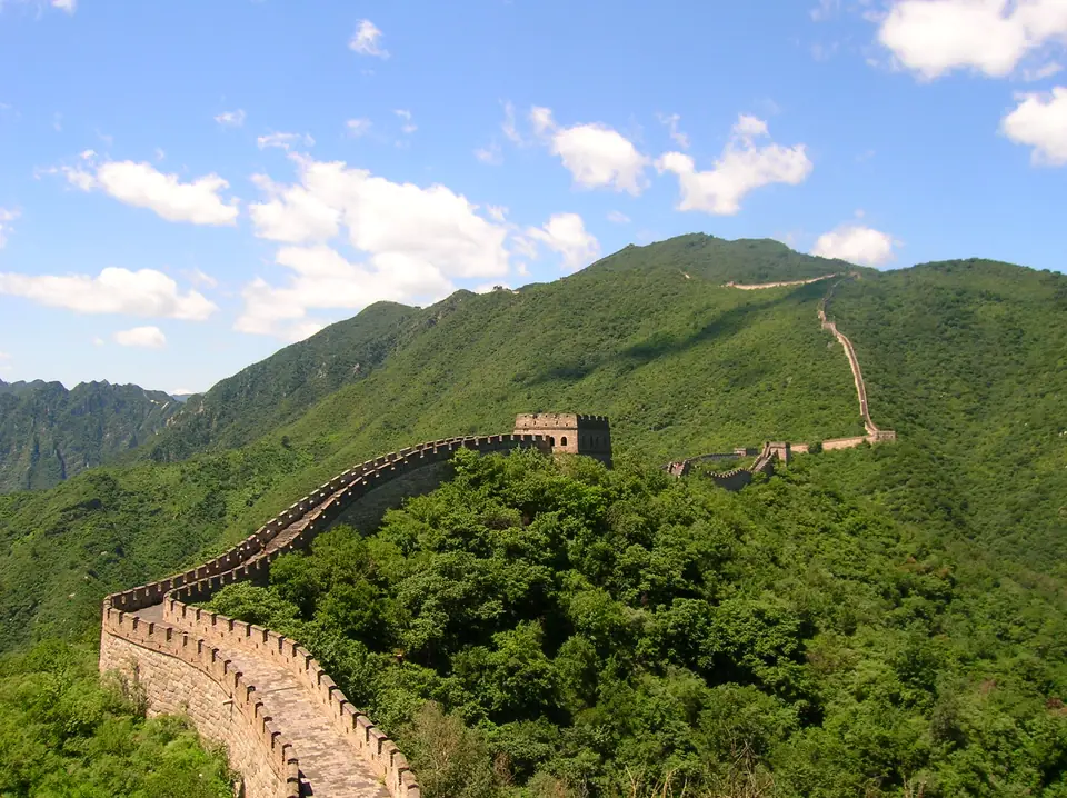 Tramo de la Gran Muralla China serpenteando por las montañas boscosas de Mutianyu