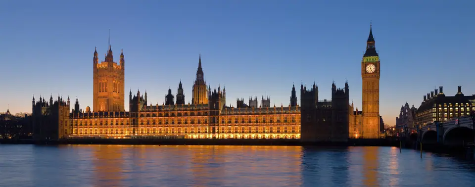 El Palacio de Westminster y el Big Ben junto al río Támesis al atardecer