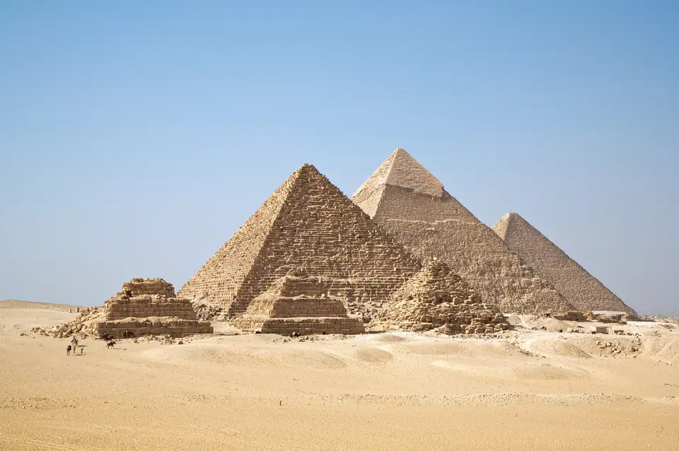 Las pirámides de Guiza, en Egipto, bajo un cielo despejado