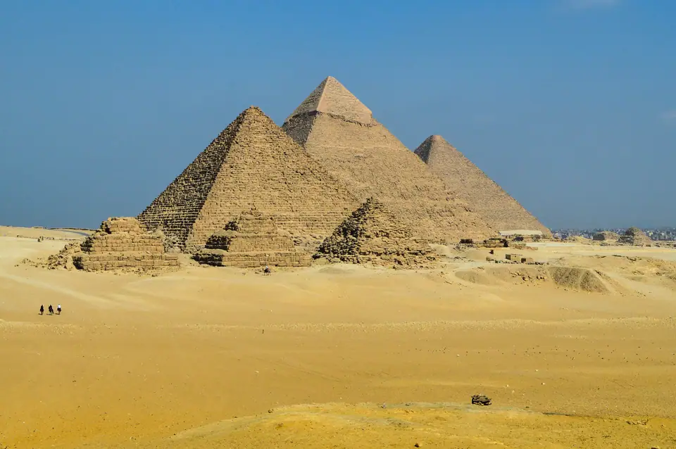 Las pirámides de Giza vistas desde el desierto, con cielo despejado