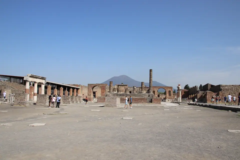 Foro de Pompeya con el Vesubio al fondo