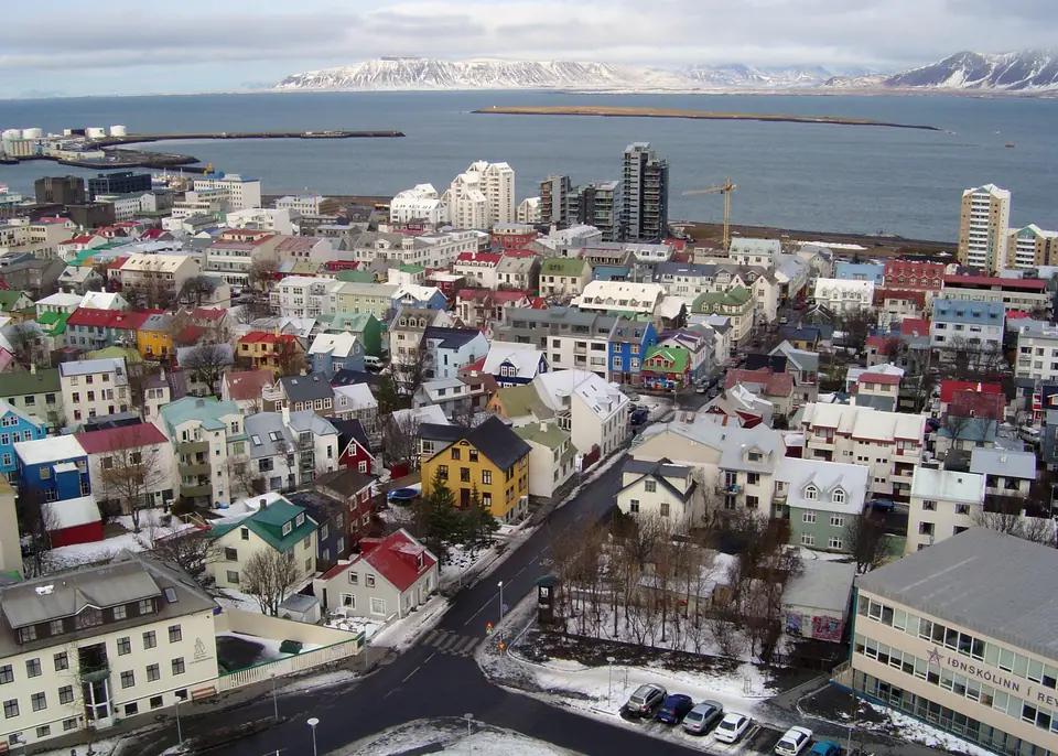 Vista aérea del centro de Reikiavik con casas de techos de colores, junto a la bahía