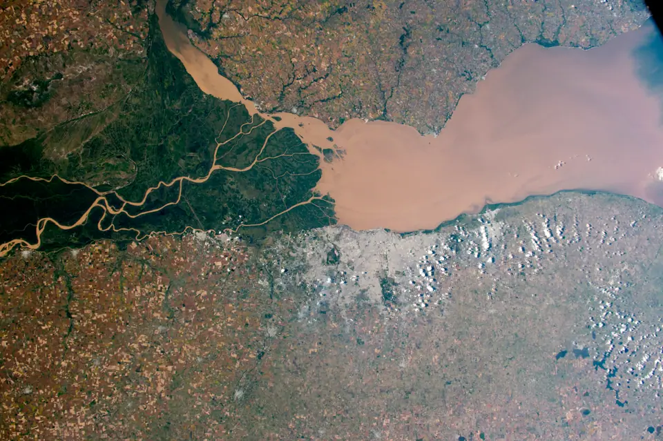 Vista satelital del Río de la Plata de color marrón junto a Buenos Aires