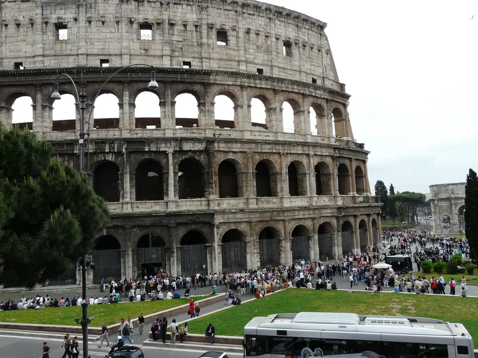 El Coliseo de Roma visto desde el exterior, con visitantes alrededor