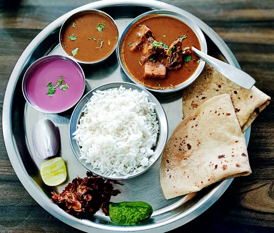 Thali malwani con arroz, curry y acompañamientos