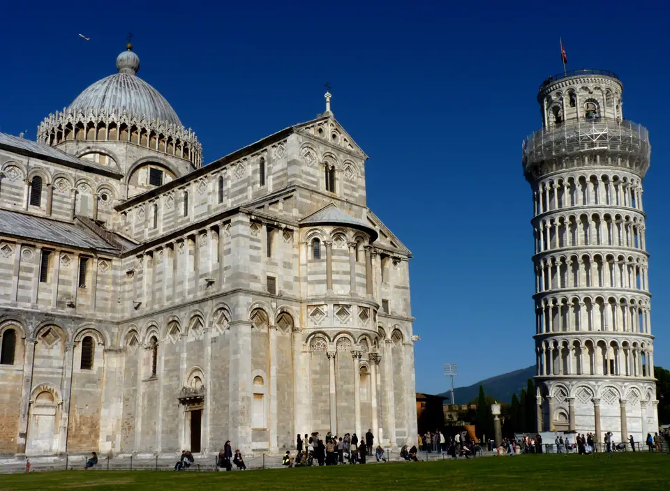 La Torre de Pisa junto a la catedral, en la Piazza dei Miracoli, Italia