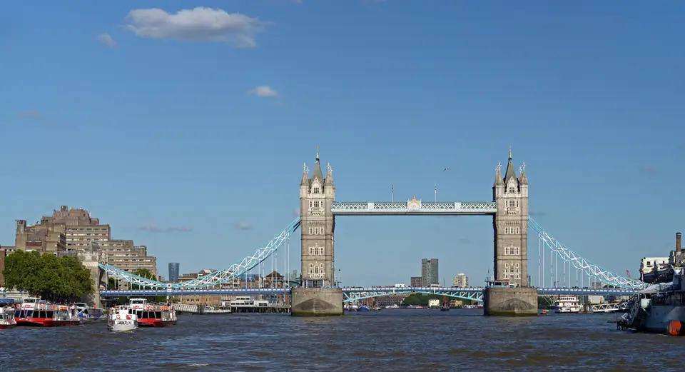 Tower Bridge sobre el río Támesis en Londres, con cielo despejado