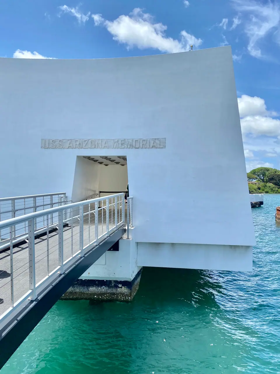 El memorial del USS Arizona en Pearl Harbor, visto desde la pasarela de acceso