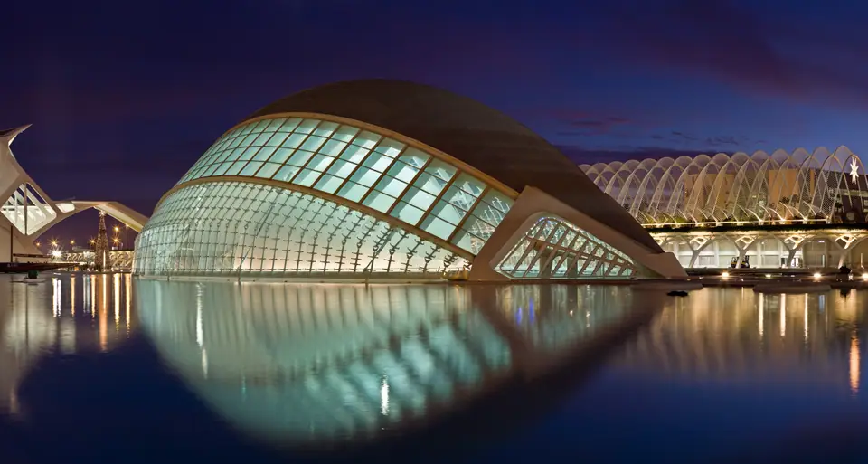 El Hemisférico de la Ciudad de las Artes y las Ciencias de Valencia al atardecer