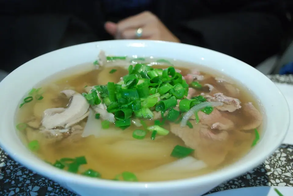 Un bol de pho, la sopa de fideos con carne más conocida de Vietnam